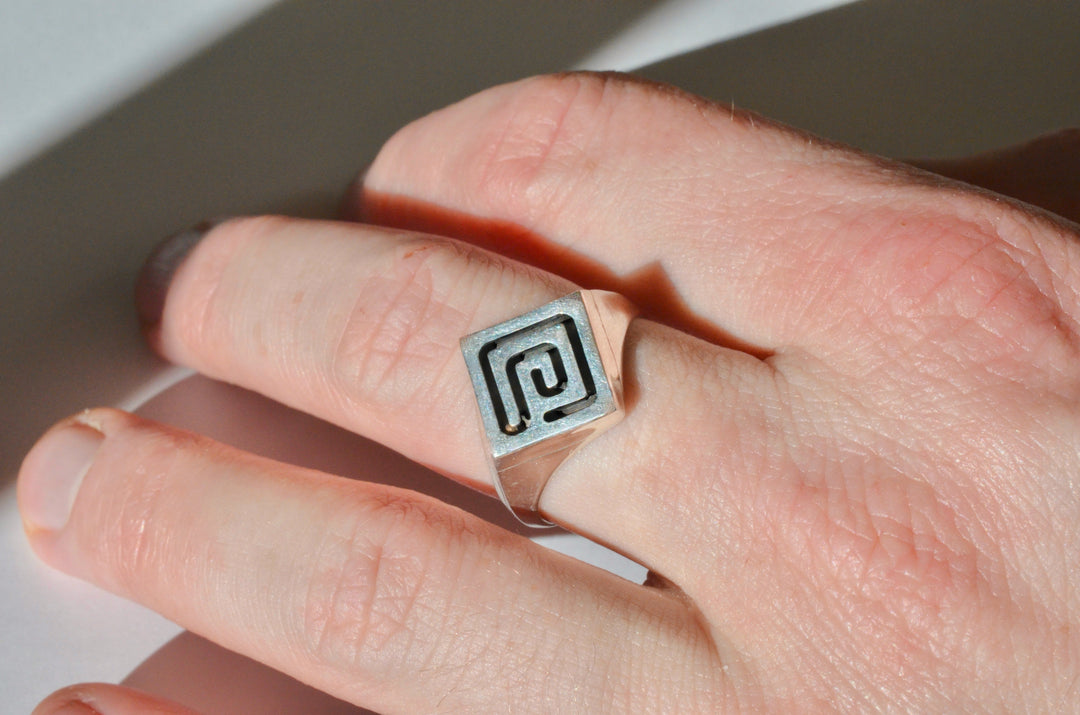 Maze Orbit Signet
